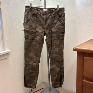 JOIE - Green & Olive Camo Pants - Size 32 - Excellent Condition, No Flaws!!